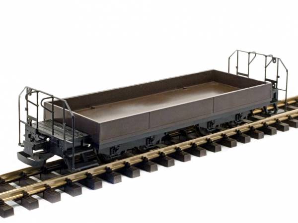 Train Line45 Niederbordwagen, braun, mit Bremserbühnen, Kunststoff-Radsätze, Spur G