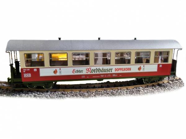Osobní vůz vlaku Line45 HSB 900-439 Nordhäuser Doppelkorn, červeno-béžová, 8 oken, dráha G