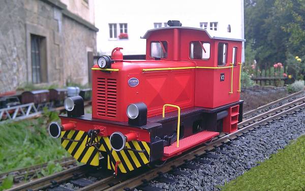 Train Line45 Deutz Lok, rot, Umbau von Spur IIM/G 45 mm auf Spur II 64 mm, analog mit Strom vom Gleis.