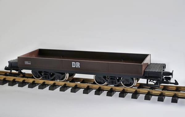 Niederbordwagen, braun, 4 Achsen, Metallräder, Spur G