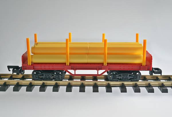 rot-brauner Niederbordwagen mit gelben Rohren, rot-braun, 4 Achsen, Spur G / Spur1