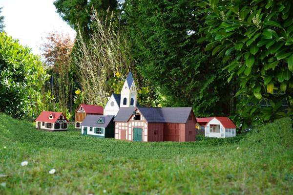 Zenner Großes Dorf mit Kirche , 11 Gebäude, 85 Teile, Spur G Gartenbahn IIm