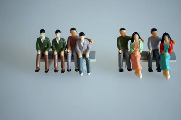 sitzende Figuren, Frauen, Spur 1, gebraucht, neuwertig
