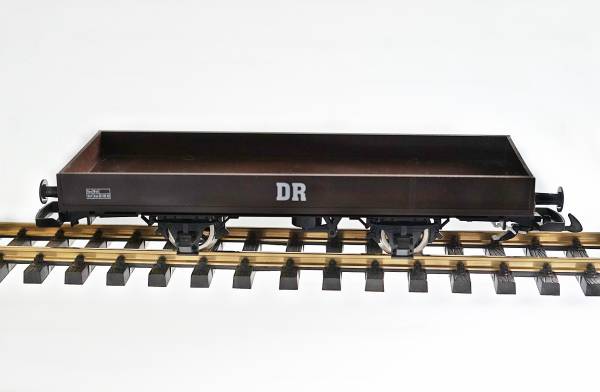 Train Line45 waggon tombereau, brun, avec des plates-formes freineur, roues métalliques, échelle G